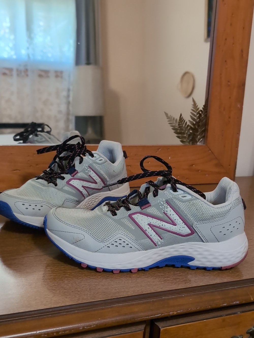 New Balance Women's Size 8W Gray and Purple Accent Sneakers w/ Blue Rubber Soles
